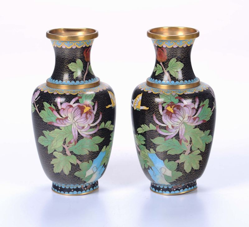 Coppia di vasi in metallo dorato e smalti cloisonnè  - Asta Antiquariato - II - Cambi Casa d'Aste