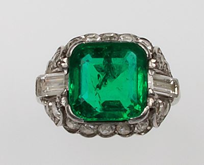 Anello Art Deco con Smeraldo Colombia di Ct 4,78 Circa e Diamanti