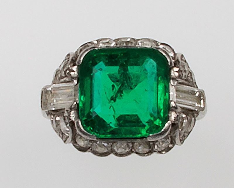 Anello Art Deco con smeraldo Colombia di ct 4,78 circa e diamanti  - Asta Fine Jewels - II - Cambi Casa d'Aste