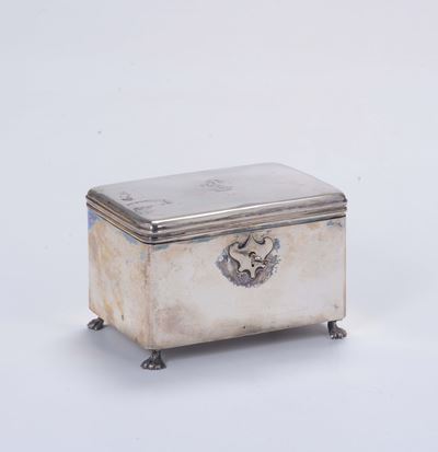 Scatola in Argento Sbalzato, Fuso e Cesellato con Serratura, Austria XIX Secolo, Vienna, Bolli in...