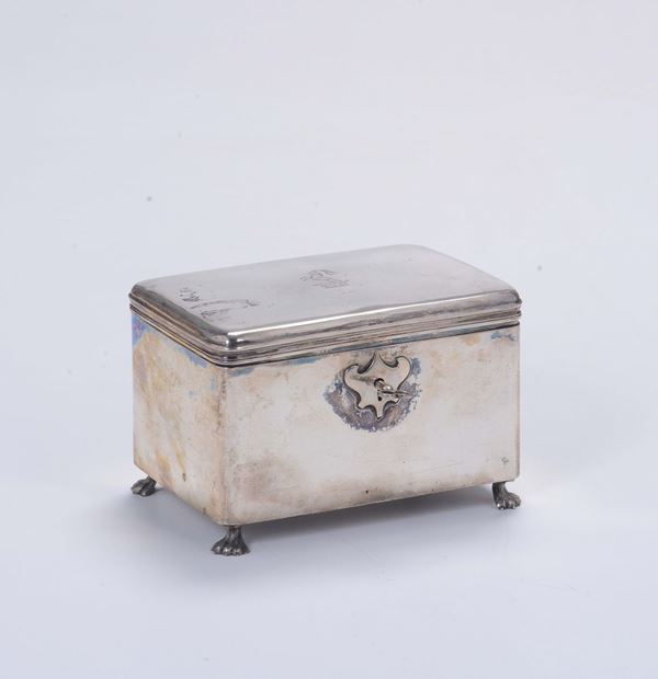Scatola in argento sbalzato, fuso e cesellato con serratura, Austria XIX secolo, Vienna, bolli in uso dal 1867, argentiere Vc
