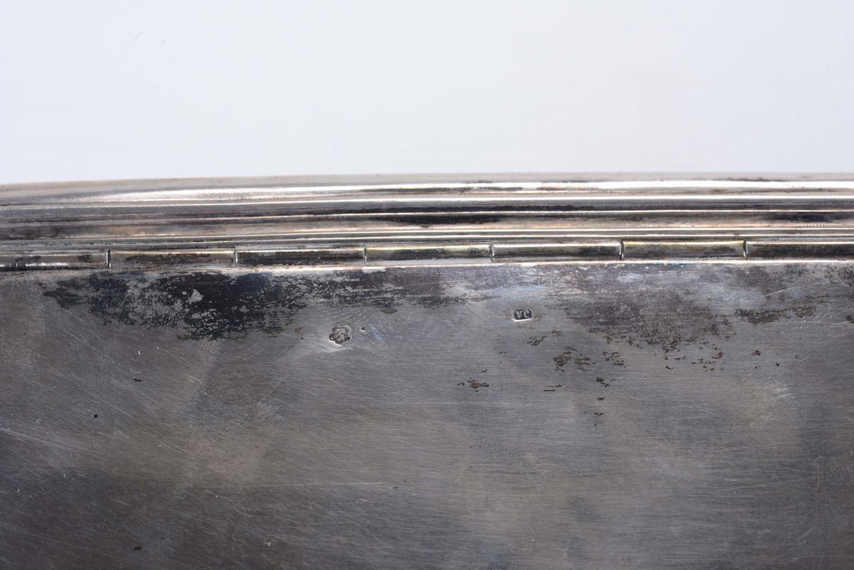 Scatola in Argento Sbalzato, Fuso e Cesellato con Serratura, Austria XIX Secolo, Vienna, Bolli in...