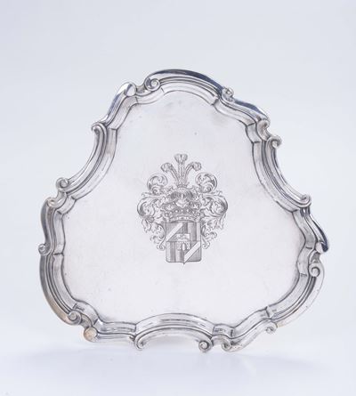 Salver in Argento Fuso, Sbalzato, Cesellato e Dorato con Stemma, Germania Fine XIX Secolo, Argent...