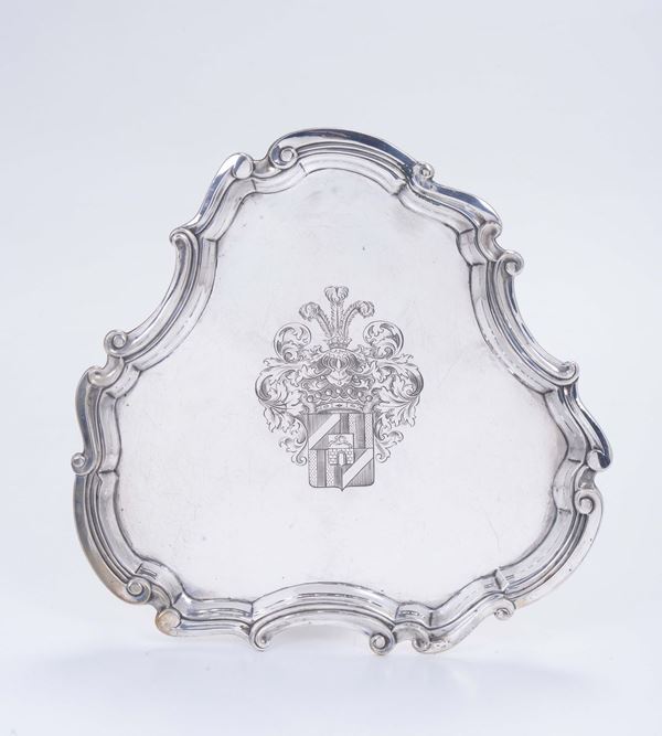 A salver in molten, embossed, chiselled and gilded silver with a crest, Germany end of the 19th century, silversmith F. Hiller