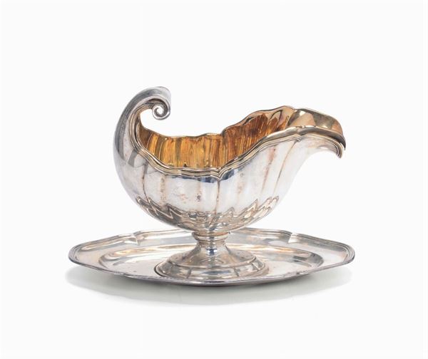 A sauce boat in molten, embossed, chiselled and gilded silver with a crest, silversmith Wollenwfber, Germany end of the 19th century