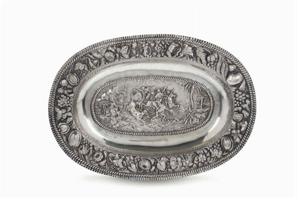 Piatto da parata in argento sbalzato e cesellato, impero Austro-Ungarico, XVIII-XIX secolo