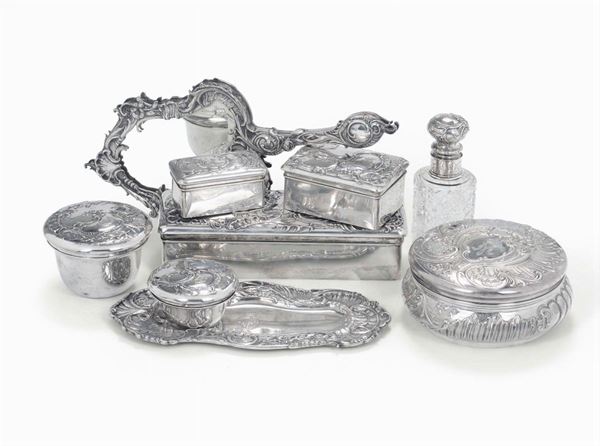 Servito da toilette composto da elementi in argento sbalzato e cesellato, Germania fine XIX secolo