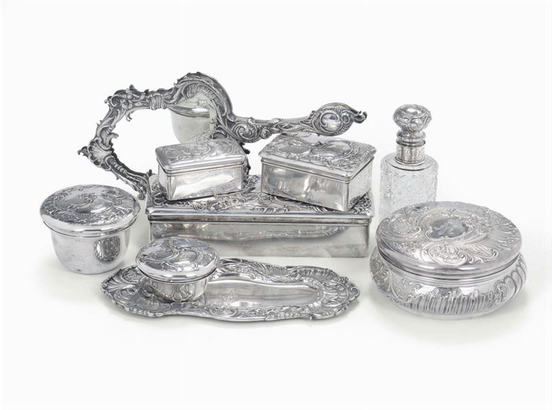 Servito da toilette composto da elementi in argento sbalzato e cesellato, Germania fine XIX secolo  - Asta Argenti da Collezione - Cambi Casa d'Aste