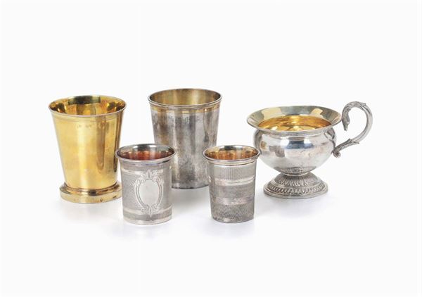 Insieme di quattro bicchierini e una tazza in argento  fuso, sbalzato, cesellato e dorato, Germania, Ausburg (?) XVIII-XIX secolo