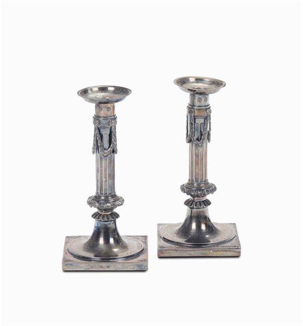 Coppia di candelieri in argento fuso, sbalzato e cesellato, Ausburg 1809, argentiere MO
