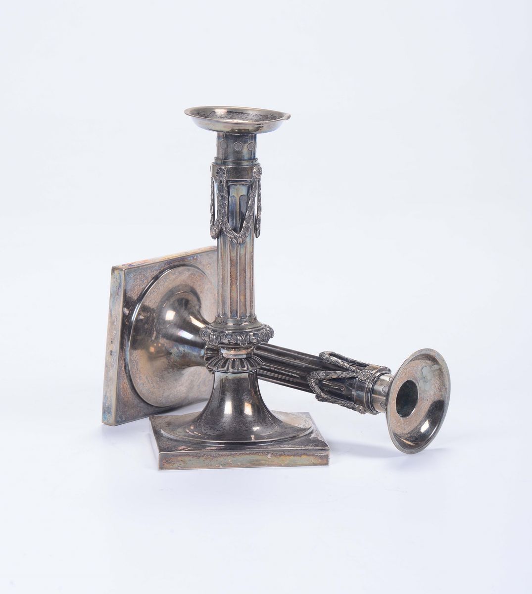 Coppia di Candelieri in Argento Fuso, Sbalzato e Cesellato, Ausburg 1809, Argentiere Mo