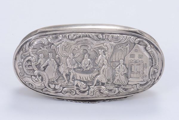 Scatola tabacchiera ovale in argento sbalzato e cesellato, Germania, Ausburg (?), XVIII-XIX secolo