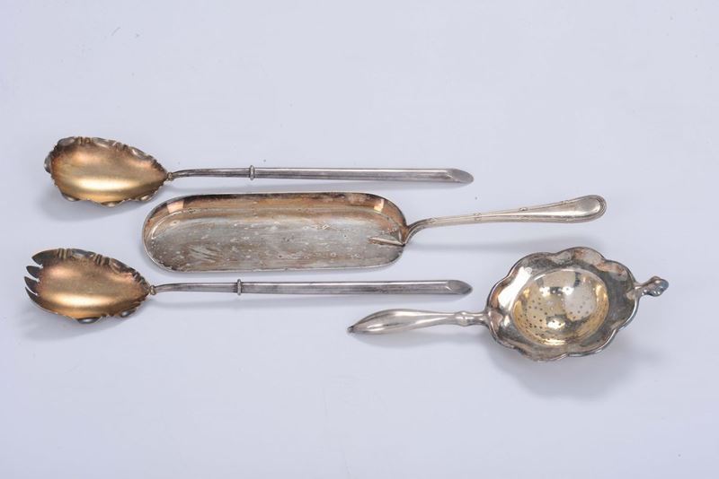 A table set in silver-plated metal made up of two pieces of silverware, one slice and one strainer, Italy 20th century  - Auction Collectors' Silvers - Cambi Casa d'Aste