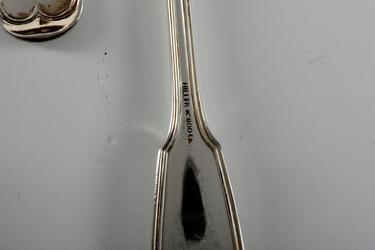 Insieme di Dodici Cucchiai con Stemma, 31 Privi di Stemma e 16 Piccoli in Argento, Ausburg 1826 (...