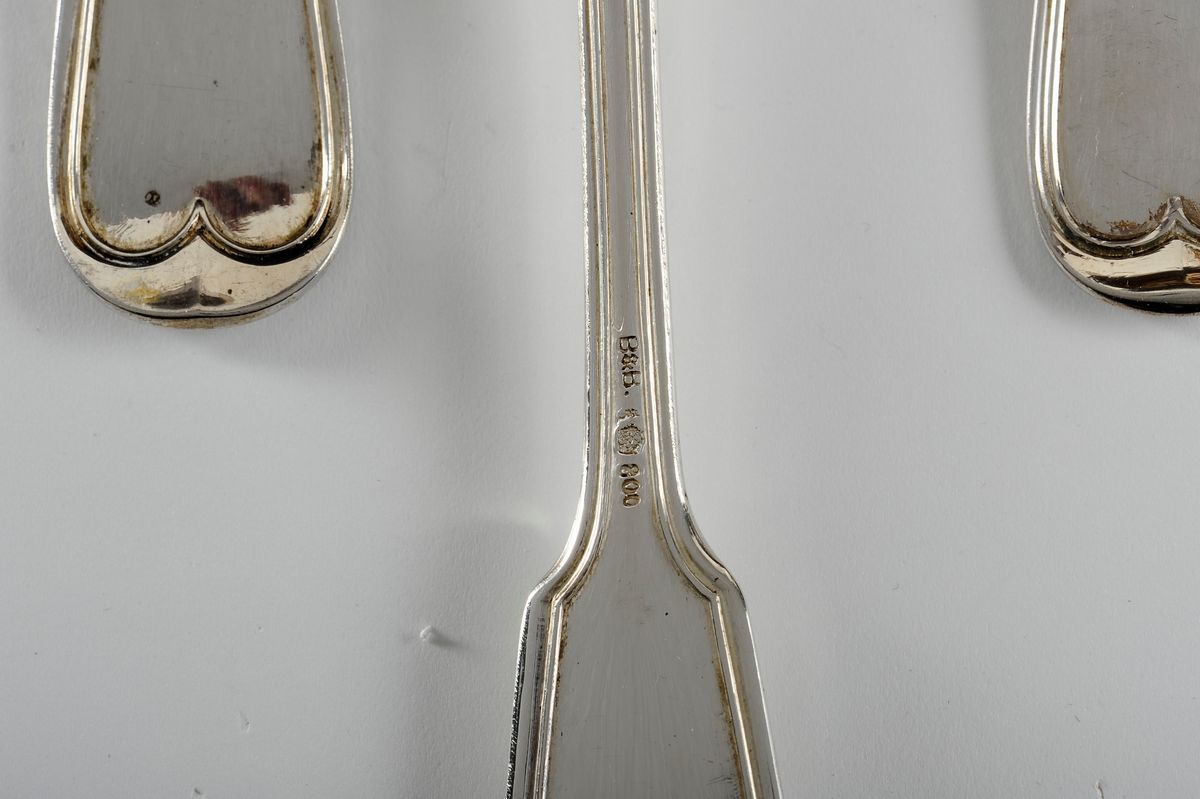 Insieme di Dodici Cucchiai con Stemma, 31 Privi di Stemma e 16 Piccoli in Argento, Ausburg 1826 (...