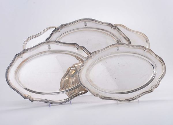 Tre piatti da portata in argento sbalzato e cesellato di cui uno con prolunga, Germania fine XIX secolo
