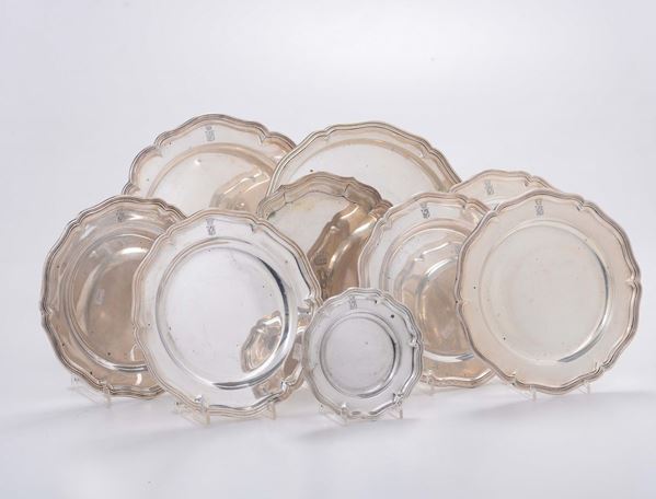 Cinque piatti in argento sbalzato e cesellato (un piattino, un piatto grande, un piatto grande con piedini, un vassoietto), Germania XX secolo, argentiere F. Hiller