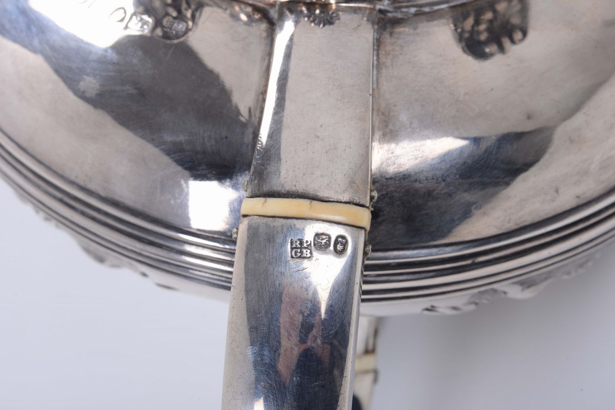 Teiera in Argento Fuso, Sbalzato e Cesellato, Londra 1828, Argentiere Richard Pearce & George Bur...
