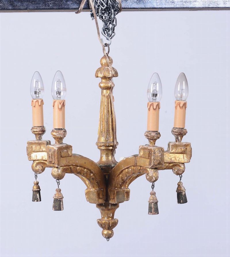 Piccolo lampadario in legno dorato a cinque luci, XX secolo  - Auction Antique Online Auction - Cambi Casa d'Aste