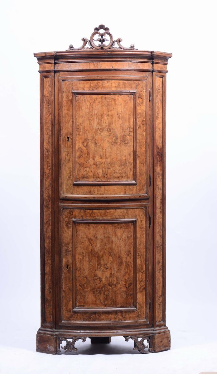 Angolare a due ante lastronata in noce e radica, XIX secolo  - Auction Fine art - II - Cambi Casa d'Aste