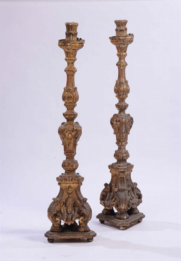 Coppia di candelieri in legno intagliato e dorato, XVIII secolo