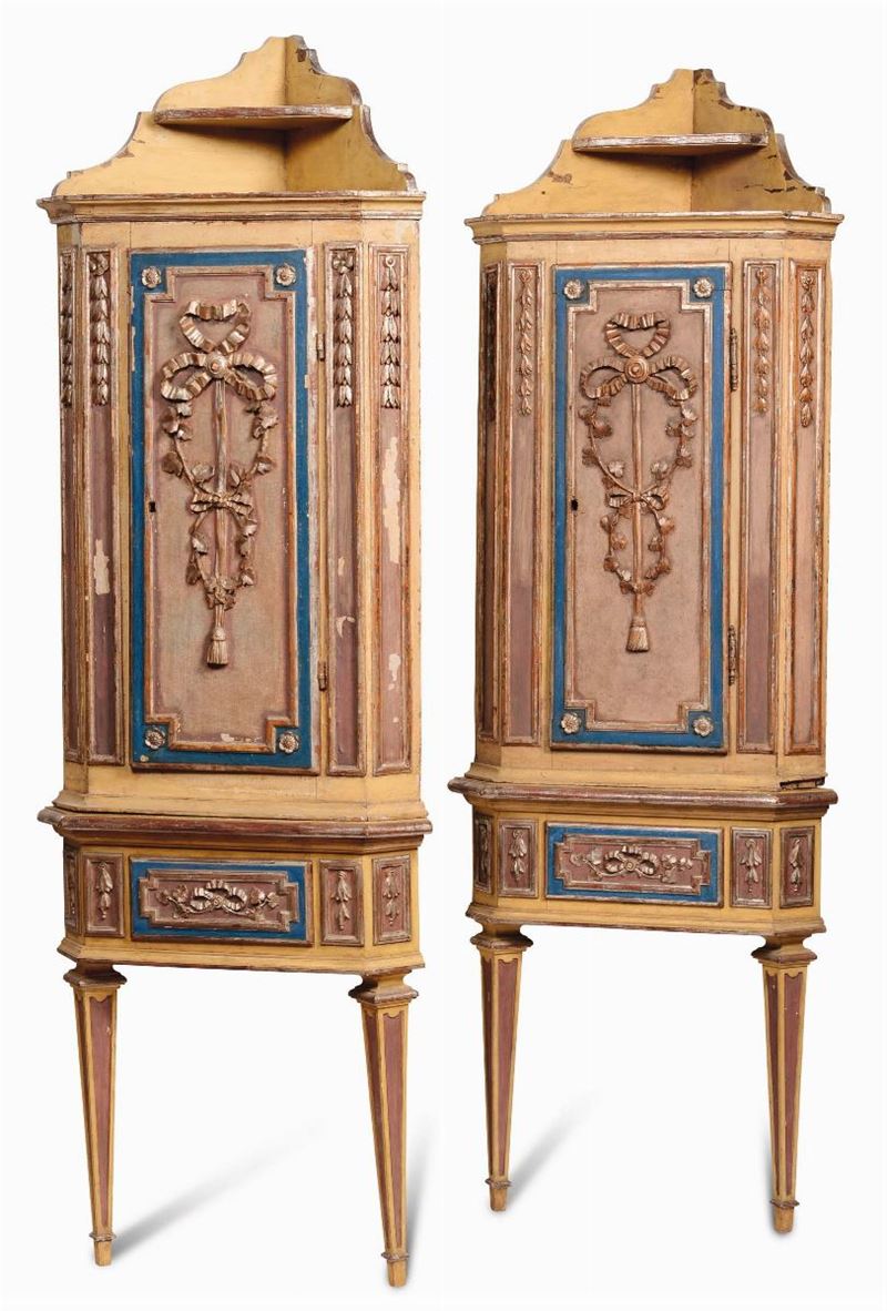 Coppia di angolari in stile Luigi XVI intagliati e laccati in policromia ad un'anta, XIX secolo  - Asta Antiquariato - II - Cambi Casa d'Aste