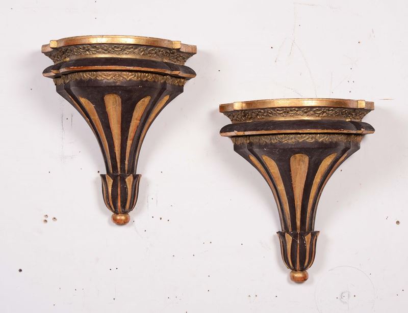 Coppia di mensoline in noce intagliato, dipinto e laccato, XIX secolo  - Auction Fine art - II - Cambi Casa d'Aste