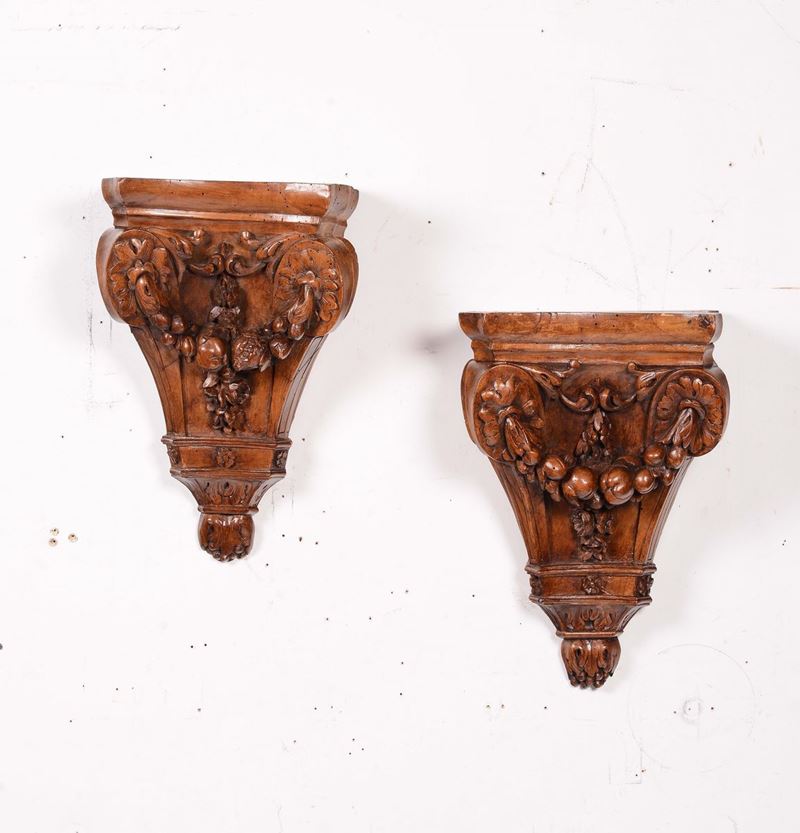Coppia di mensole in noce intagliato con elementi vegetali, XVIII-XIX secolo  - Auction Fine art - II - Cambi Casa d'Aste