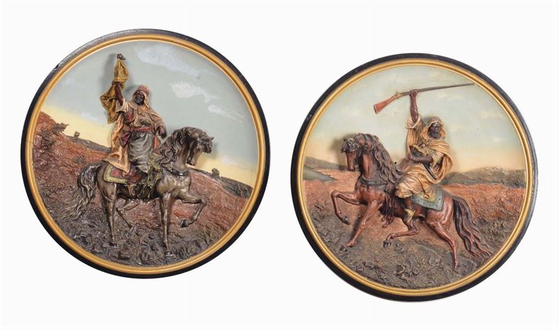 Coppia di piatti in terracotta policroma con cavalieri arabi, Nord Europa XX secolo  - Asta Antiquariato - II - Cambi Casa d'Aste