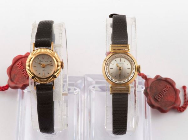 Coppia di orologi Bulova, da donna, in oro giallo 18K, a carica manuale. Realizzati circa nel 1940