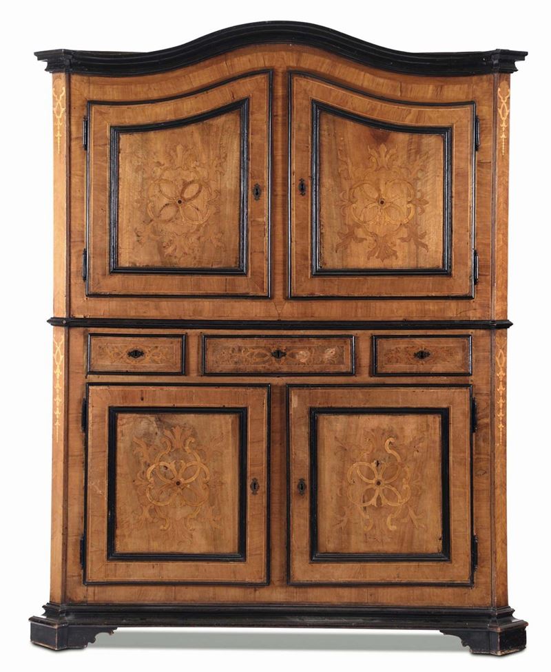 Grande mobile a doppio corpo pannellato in noce  - Auction Asta a Tempo antiquariato - II - Cambi Casa d'Aste
