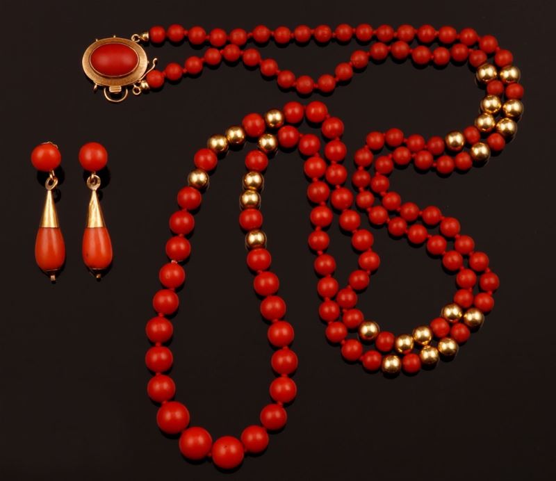 Coral and gold necklace and a pair of pendent earrings  - Auction Fine Coral Jewels - Cambi Casa d'Aste