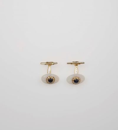Scavia. Bottoni da Polso con Opale Inciso, Zaffiri Taglio Cabochon e Piccoli Diamanti