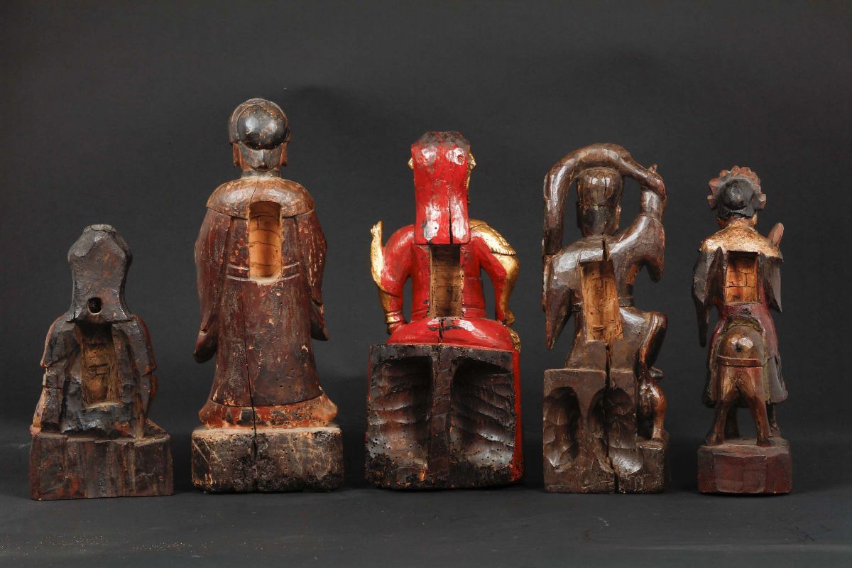 Cinque Figure di Dignitari Scolpite in Legno Laccato e Dorato, Cina del Sud, XIX Secolo