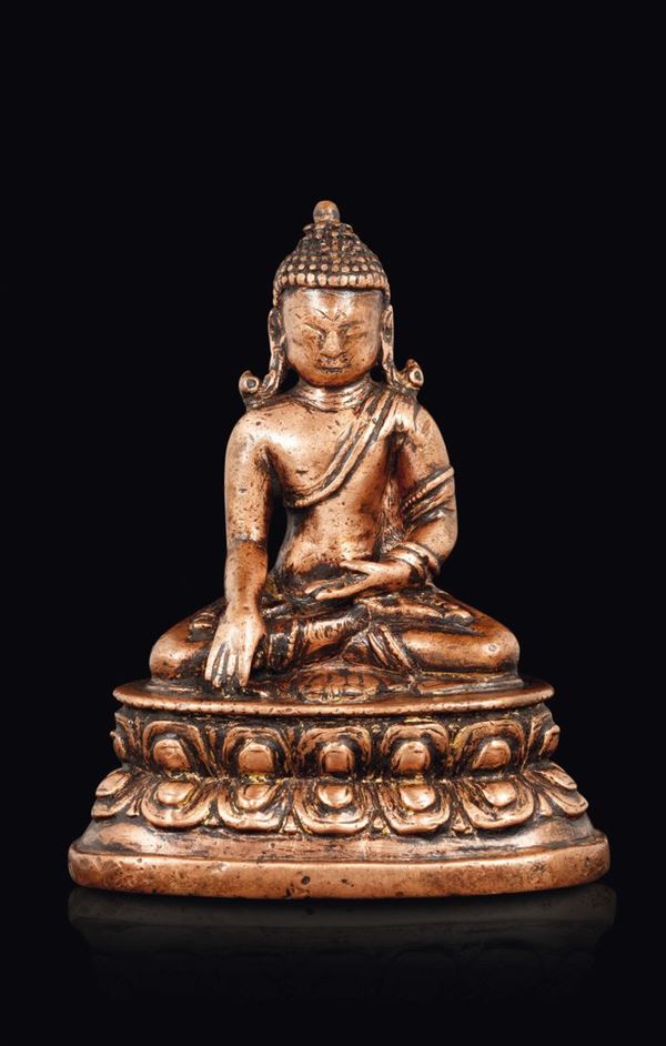 Figura di Buddha in bronzo seduto su doppio fiore di loto, Cina, Dinastia Ming, XIV secolo