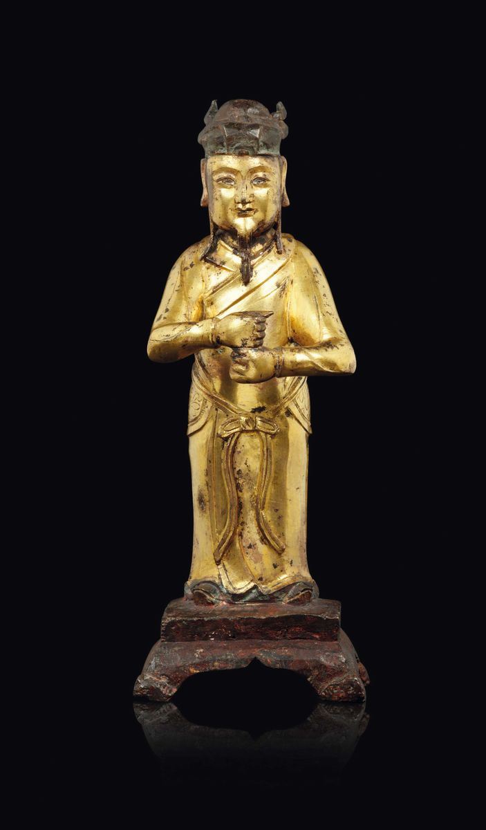 Figura di dignitario eretto in bronzo dorato, Cina, Dinastia Ming, XVII secolo  - Asta Fine Chinese Works of Art - Cambi Casa d'Aste