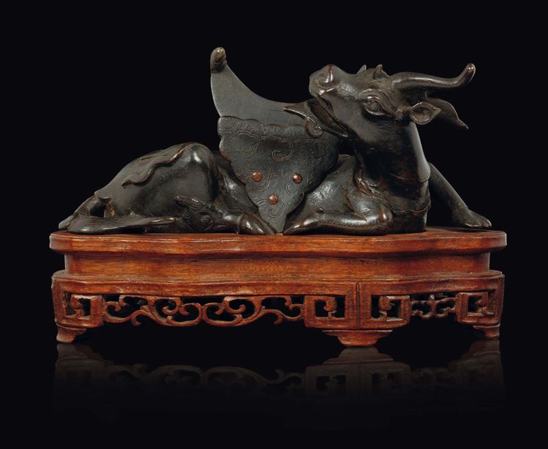 Portaspecchio in bronzo a guisa di bufalo e semi luna, Cina, Dinastia Ming, XVII secolo  - Asta Fine Chinese Works of Art - Cambi Casa d'Aste