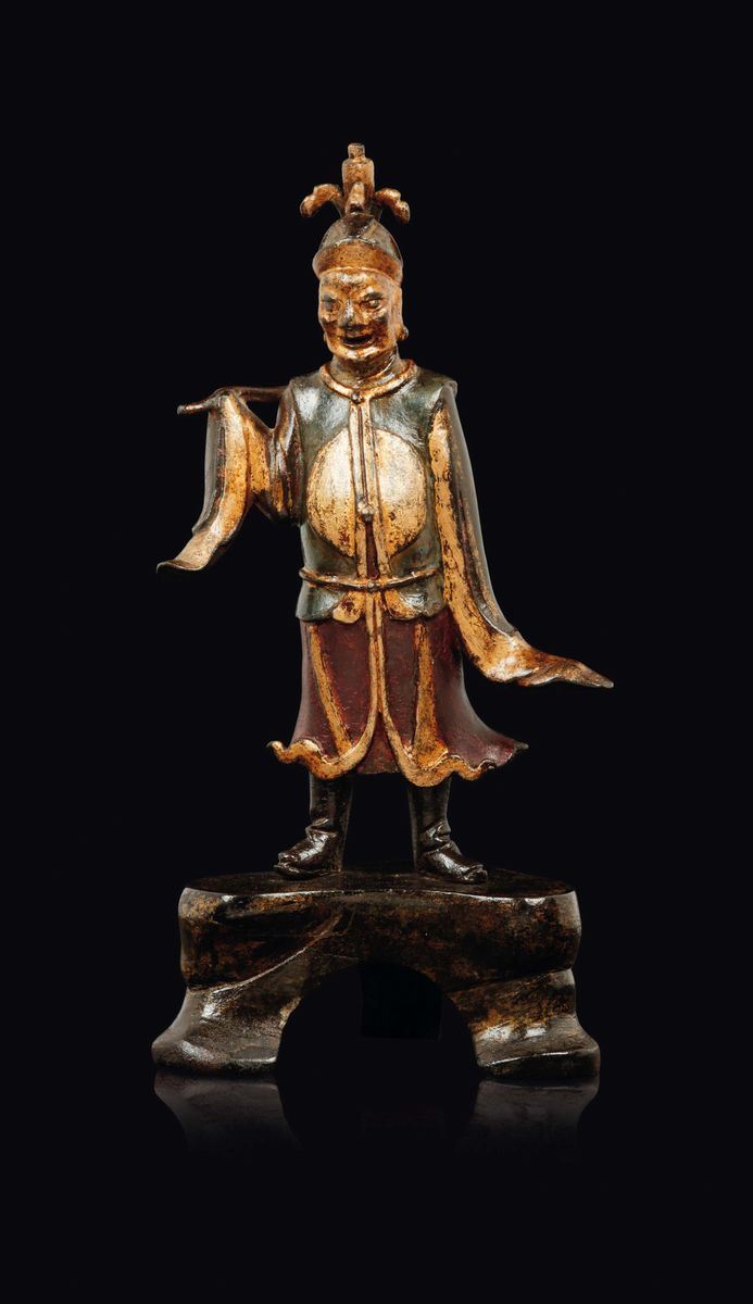Figura di dignitario in bronzo con veste policroma con fiore dietro la schiena, Cina, Dinastia Ming, XVII secolo  - Asta Fine Chinese Works of Art - Cambi Casa d'Aste