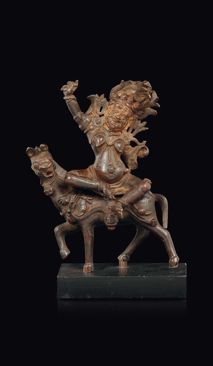 Figura di Mahakala a cavallo in bronzo, Cina, Dinastia Ming, XVII secolo  - Asta Fine Chinese Works of Art - Cambi Casa d'Aste