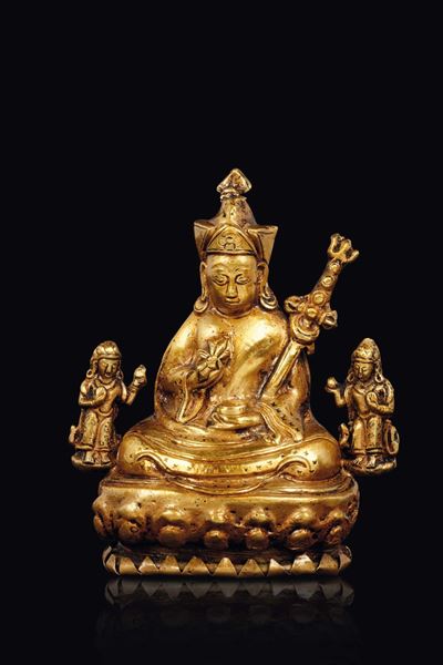 Piccolo Lama Seduto su Fiore di Loto in Bronzo Dorato con Spada e Vajra, Cina, Dinastia Qing, XVI...