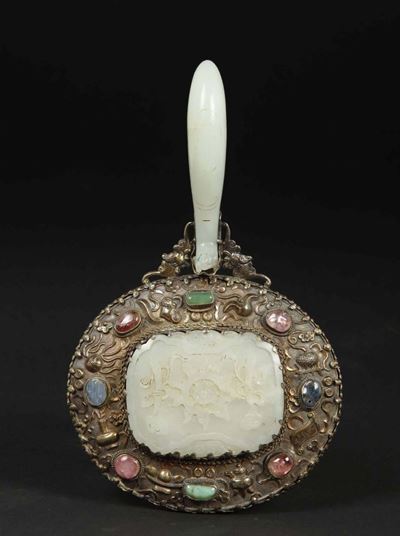 Specchio con Placca in Giada Bianca ed Innesti in Pietre Dure e Fibbia a Guisa di Drago Come Impu...