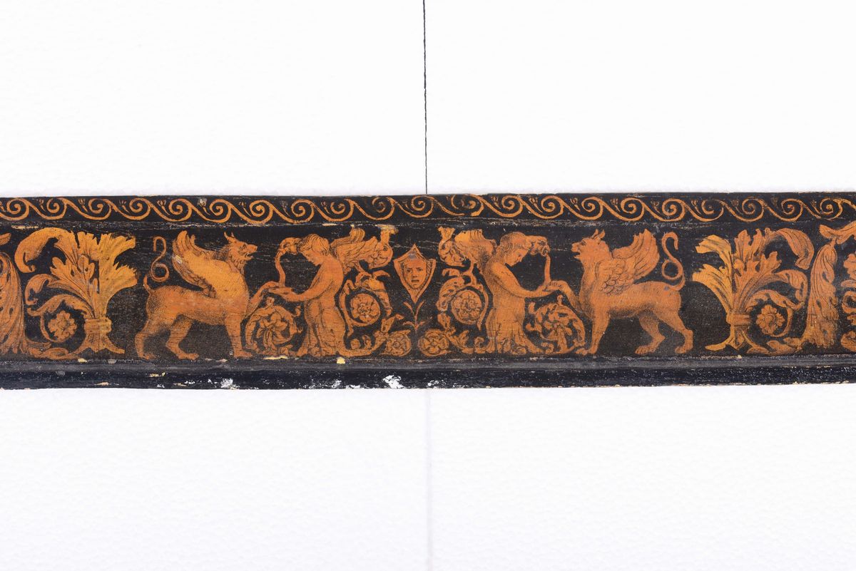 Cornice in Legno Ebanizzato Decorato a Motivi Neoclassici, XIX Secolo