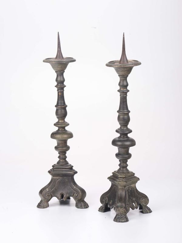 Coppia di candelieri in bronzo patina scura, Fine XVIII secolo