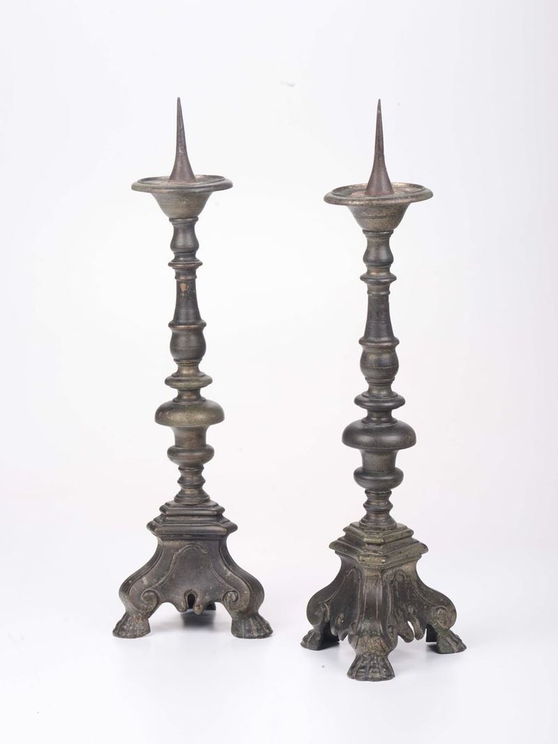 Coppia di candelieri in bronzo patina scura, Fine XVIII secolo  - Asta Antiquariato - Cambi Casa d'Aste