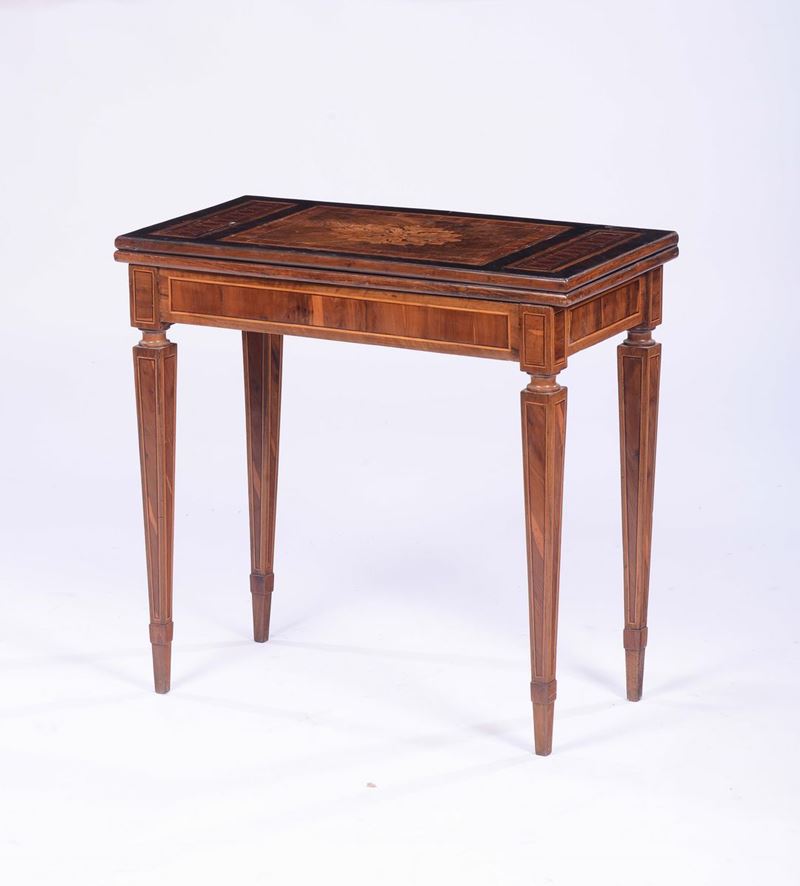 Tavolo da gioco Luigi XVI lastronato ed intarsiato, inizio XIX secolo  - Asta Antiquariato - II - Cambi Casa d'Aste