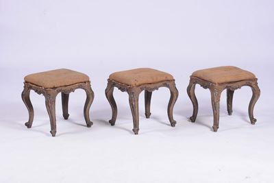 Tre Poggiapiedi in Legno Intagliato e Laccato, XVIII Secolo