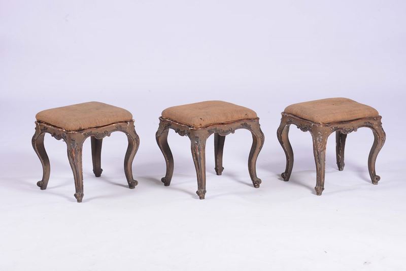 Tre poggiapiedi in legno intagliato e laccato, XVIII secolo  - Asta Antiquariato - II - Cambi Casa d'Aste