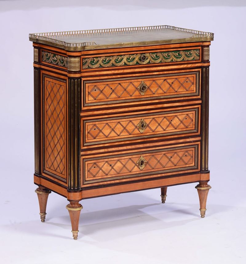 Piccolo comò lastronato ed intarsiato con applicazioni in bronzo dorato, Francia inizio XIX secolo  - Auction Fine art - II - Cambi Casa d'Aste