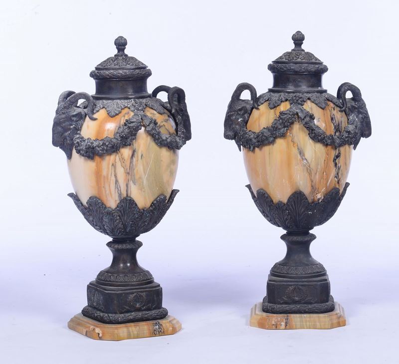 Coppia di vasi in marmo con montatura in bronzo, XIX secolo  - Auction Fine art - II - Cambi Casa d'Aste