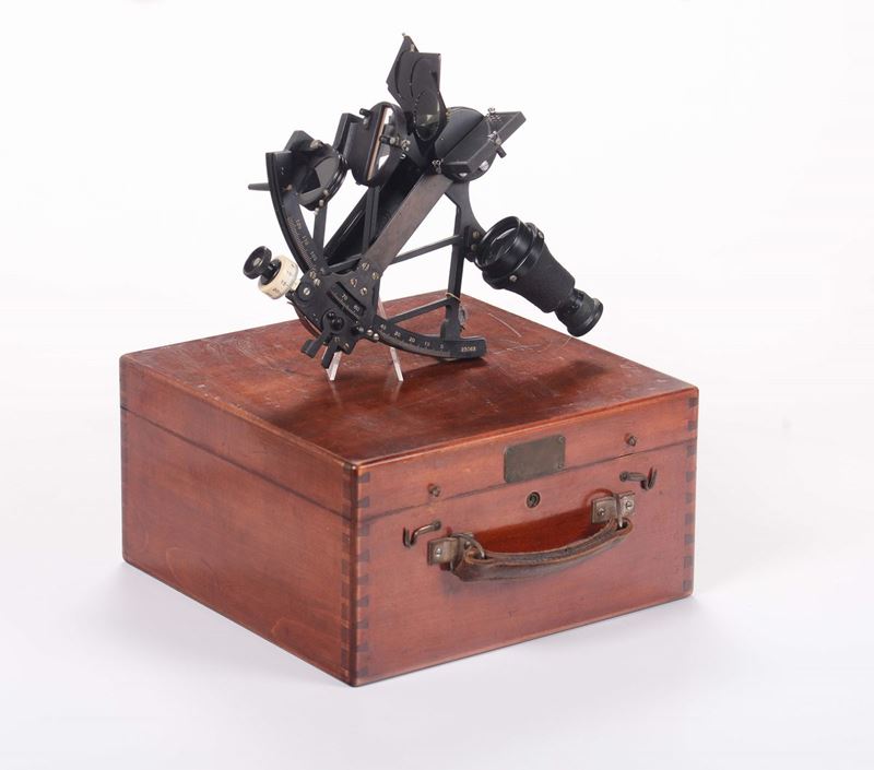 Sestante in lega brunita in cassetta di legno  - Auction Asta a Tempo antiquariato - II - Cambi Casa d'Aste
